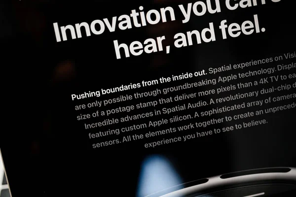 法国巴黎 2023年6月6日 在Ipad Pro上的苹果网页上看到的广告文字展示了Apple Vision Pro混合实境Xr耳机 499美元 未来的计算 — 图库照片