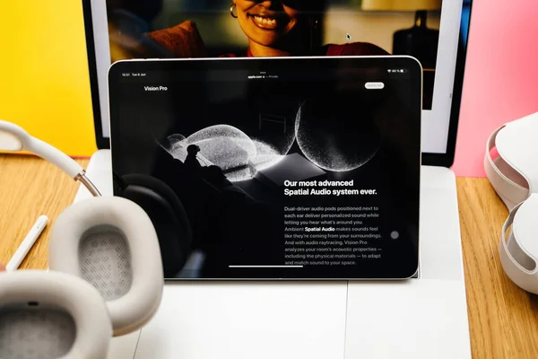 フランス 2023年6月6日 Apple Vision Proの複合現実Xrヘッドセットを紹介するIpad Pro上のAppleのウェブページと創造的な部屋のテーブル上の空間音声説明上の傾きシフトレンズ 値段は3 499円 — ストック写真