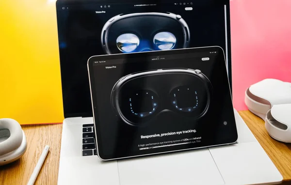 法国巴黎 2023年6月6日 Ipad Pro上苹果网页上的响应性 精准的眼球跟踪描述 展示了Apple Vision Pro混合实境Xr耳机 499美元 — 图库照片