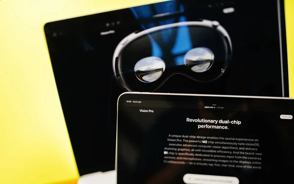 2023年6月6日 法国巴黎 Apple Vision Pro混合实境Xr耳机的革命性双芯片性能描述 499美元 未来的计算 — 图库照片