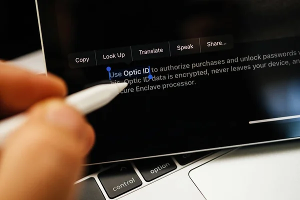 2023年6月6日 法国巴黎 用铅笔在Ipad Pro上的苹果网页上选择使用Opticid文本 展示Apple Vision Pro混合实境Xr耳机 499美元 — 图库照片