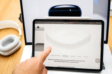 Paris, Fransa - 6 Haziran 2023: Apple 'ın iPad Pro' da Apple 'ın web sayfasında Apple Vision Pro' nun karışık gerçeklik kulaklığını gösteren ses kayışlarına işaret etmek. Fiyatı 3,499 dolar - bilgisayarın geleceği