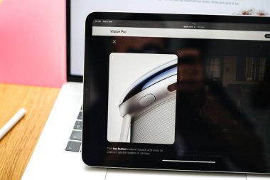 Paris, Fransa - 6 Haziran 2023: Üst düğme Apple Vision Pro karışık gerçeklik XR kulaklığında uzaysal video veya fotoğraf çekmeyi kolaylaştırıyor. Fiyatı 3,499 dolar - bilgisayarın geleceği