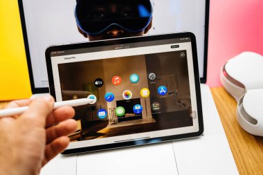 Paris, Fransa - 6 Haziran 2023: Birden fazla uygulama ve Apple Vision Pro karışık gerçeklik XR kulaklığı içeren iPad Pro tabletinin üzerinde el ele tutuşma kalemi. Fiyatı 3,499 dolar - bilgisayarın geleceği