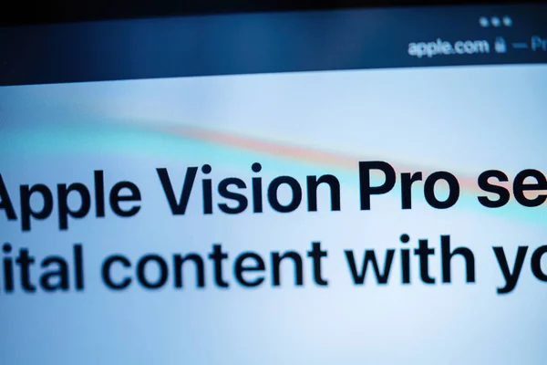 フランス 2023年6月6日 Apple Vision Proの複合現実Xrヘッドセットを紹介するIpad Pro上のAppleのウェブページと言葉ビジョンProの創造的な部屋のテーブル上の傾きシフトレンズ 価格は3 499米ドル — ストック写真