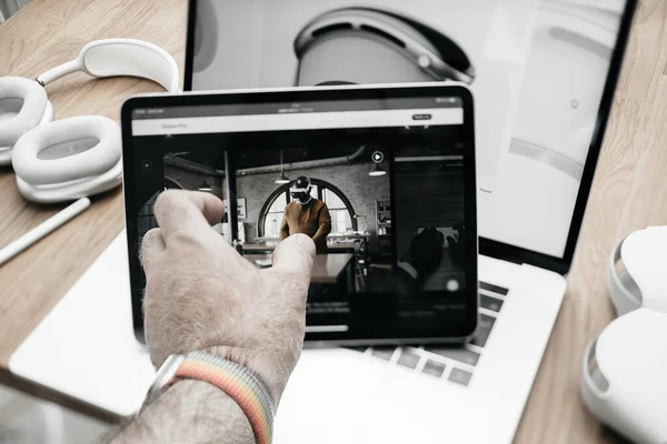 フランス 2023年6月6日 Apple Vision Proのウェブページを備えた創造的な客室テーブルには Apple Vision Proの複合現実Xrヘッドセットが紹介されています 価格3 499米ドル — ストック写真