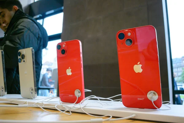 2022年9月22日 法国巴黎 红色Iphone Se和Iphone Pro连续展出 顾客们在一家苹果商店购物 而一个专业的镜头可以捕捉到所有的东西 — 图库照片