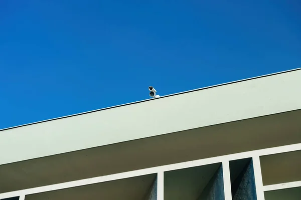 Konceptualny Dach Kamerami Cctv Wychodzi Architekturę Poniżej Niebieskie Niebo Zwiększa — Zdjęcie stockowe
