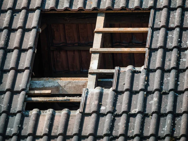 石組みやレンガ造りの外観を構築する上での新しい屋上のベルクススタイルのウィンドウのインストール — ストック写真
