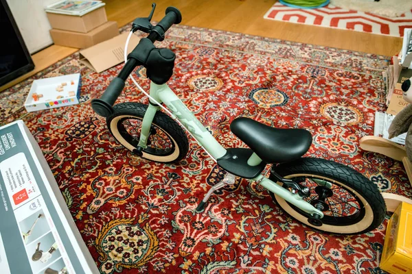 Unbox Puky Child New Bicycle Explore Perfect Child Travel Aventures — стоковое фото