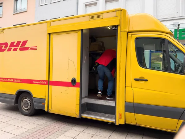 Niemcy Stycznia 2023 Deutsche Post Dostarcza Paczki Żółtymi Pojazdami Ruchliwej — Zdjęcie stockowe