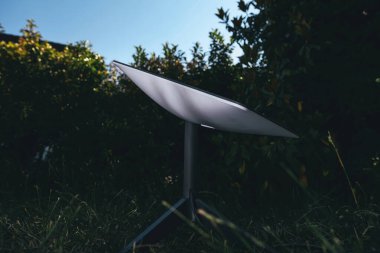 Almanya - 16 Haziran 2023: Yalnız bir Starlink anteni, SpaceX uydularını ve doğayı birbirine bağlayan bir uzay anteni arıyor