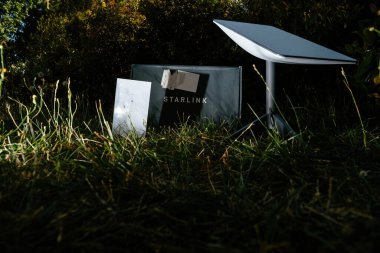 Almanya - 16 Haziran 2023: Akşam Gaden 'de yeni Starlink kutusunu açmak - Anten ve router wi-fi' nin yanındaki karton kutu