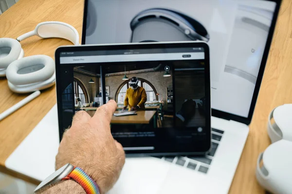 フランス 2023年6月6日 男性の指は Apple Vision Proの複合現実Xrヘッドセットを紹介Ipad Pro上のAppleのウェブページを指しています 価格3 499米ドル 創造的な部屋でのコンピューティングの未来 — ストック写真