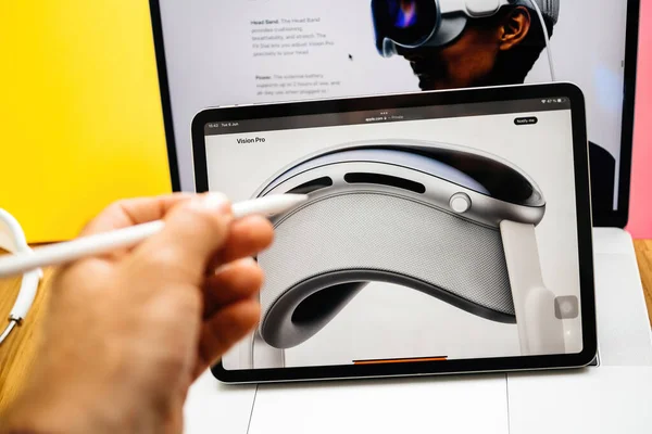 フランス 2023年6月6日 Ipad Pro上のAppleのウェブページを持つ創造的な部屋のテーブルは Apple Vision Proの混合現実Xrヘッドセット男性の手は その上に鉛筆で描画を紹介します — ストック写真