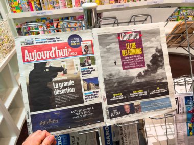 Londra, Birleşik Krallık - 21 Nisan 2023: POV erkek el ele tutuşuyor Aujordhui ve Liberation dergisinin en son Fransız haberlerinin kapağında yer alan son gazeteleri