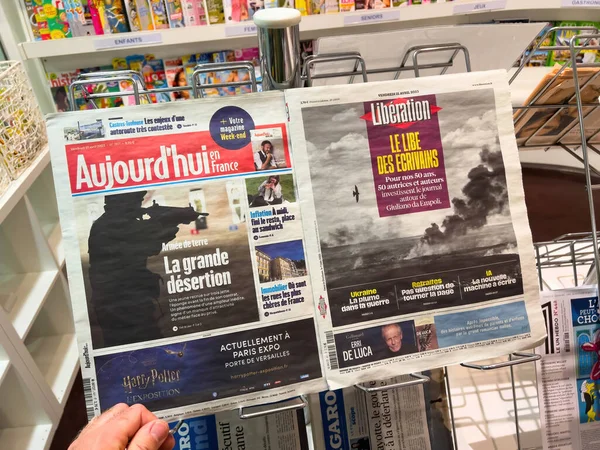 英国伦敦 2023年4月21日 暴力侵害妇女行为受害者组织男子手牵手在 Aujordhui 杂志的最新报摊上刊登在最新的法国新闻封面上 — 图库照片