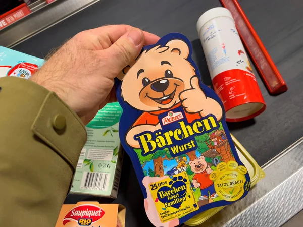 Duitsland Mrt 2023 Bij Een Supermarkt Koopt Een Hand Worstjes — Stockfoto