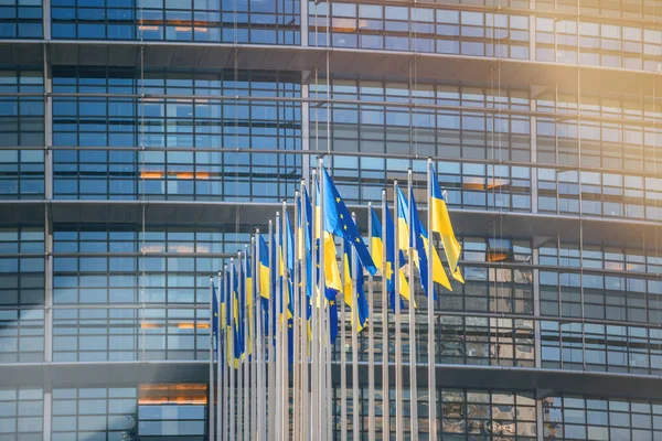 Ukrajinská Vlajka Vlaje Vedle Vlajky Evropy Před Budovami Parlamentu Rusko — Stock fotografie