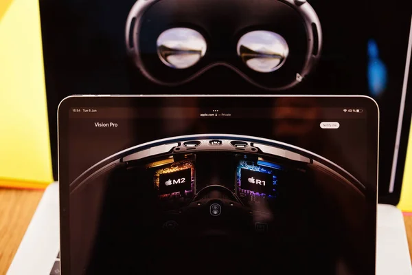 法国巴黎 2023年6月6日 新Apple Vision Pro混合实境Xr耳机的双芯片性能 Ipad Pro显示屏上有Apple网页的创意房间表 499美元 — 图库照片
