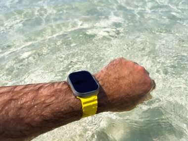 Mallorca, İspanya - 29 Haziran 2023: POV su altı dalış tatili açık Akdeniz suyu ve yeni titanyum Apple Watch Ultra sabır sporu gibi uç aktiviteler için tasarlandı