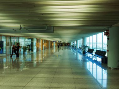 Mallorca, İspanya - 22 Haziran 2023: Büyük havaalanı terminali: mimari detay, verimli tasarım. İş, seyahat, tatil. Uçuş yok, yolcu yok. Kapıların yanındaki kamaralarda..