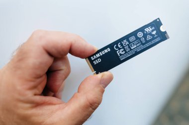Frankfurt, Almanya - 15 Haziran 2023: NVMe SSD 'nin erkek kişisel perspektifi Samsung bilgisayar sürücüsünü ortaya çıkardı. Modern depolama cihazı. Son teknoloji eğilimlerini vurgulamak için mükemmel.