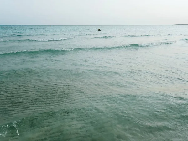 Scena Tranquilla Della Costa Maiorca Spiaggia Ses Covetes Silhouette Solitaria — Foto Stock