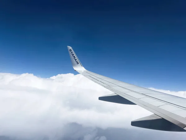 Juni 2023 Flugzeugflügel Schneiden Sich Durch Den Blauen Himmel Als — Stockfoto