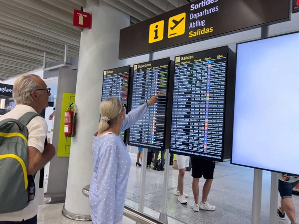 스페인 말로카 2022 공항에서 부부는 발레아레스 제도에서 붐비는 공항에서 컴퓨터 — 스톡 사진