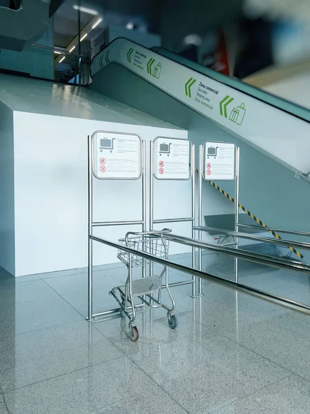 Scena Lotnisku Kryty Nowoczesną Architekturą Pasażerów Zaparkowany Wózek Dla Pasażerów — Zdjęcie stockowe