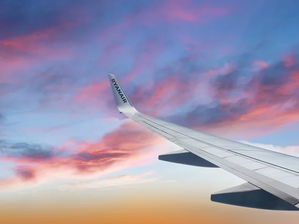 Czerwiec 2023 Skrzydło Samolotu Przecinające Błękitne Niebo Gdy Samolot Odlatuje — Zdjęcie stockowe