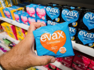 Mallorca, İspanya - 28 Haziran 2023: POV erkek eli, Evax cottonlike, super ne yazık ki, kadın hijyen ürünleri üretti.