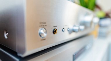 Pürüzsüz tasarlanmış gelişmiş ses ekipmanları. Metal bileşenlerin yakın çekimi. Bağlayıcılar, kriko, priz ve soket. Sesi ve müziği kontrol et. Eğlence seçeneklerine bakmak için mükemmel. Ses sinyallerini güçlendir