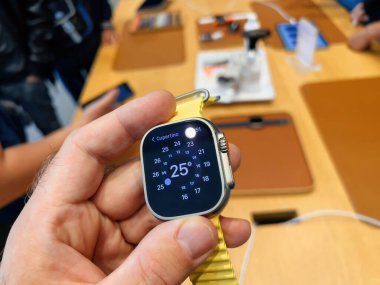 Paris, Fransa - 23 Eylül 2022: Cupertino havası sergileniyor - Apple Store yeni titanyum Apple Watch Ultra için ilk satış günü ekstrem aktiviteler için tasarlandı