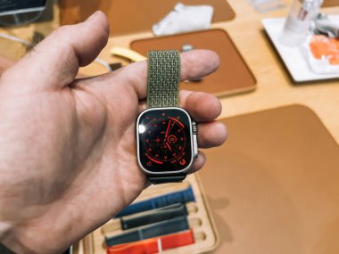 Paris, Fransa - 23 Eylül 2022: Apple Store yeni titanyum Apple Watch Ultra için satışın ilk günü - yeni cihazda erkek el ele tutuşan kırmızı spor yüzü