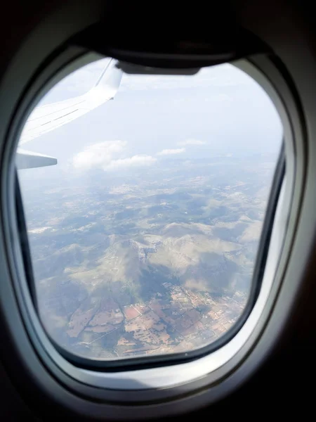 Widok Okna Samolotu Lotu Ptaka Majorkę Ukazuje Błękitne Niebo Chmury — Zdjęcie stockowe