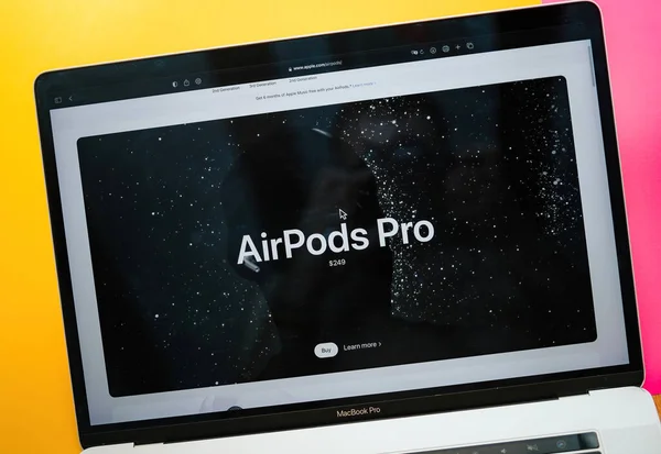 2023年6月6日 法国巴黎 苹果电脑网站上售价249欧元的Airpods Pro在Macbook笔记本电脑上的数字显示功能 — 图库照片