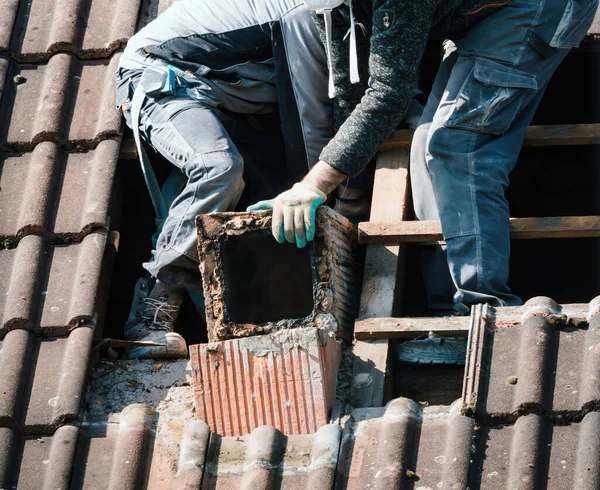 屋上で働く専門家チームが 家の煙突の改修と修理を行います — ストック写真