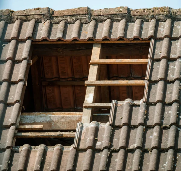 レンガ造りのタイル張りの屋根を紹介し 住宅の建物を魅了します 屋根の改修プロジェクトや建築設計に最適 — ストック写真