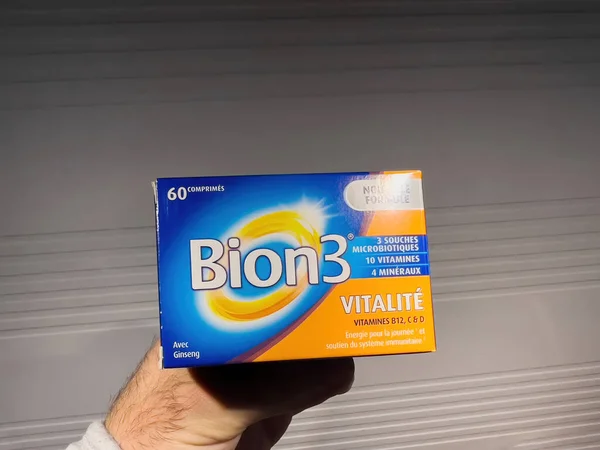 Párizs Franciaország Ápr 2023 Férfi Kézfogás Csomag Bion3 Vitaminok — Stock Fotó