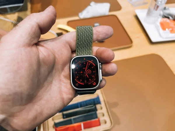 2022年9月23日 苹果专卖店首日发售专为极端活动而设计的新型钛苹果手表 男性手握红色运动面部新设备 — 图库照片