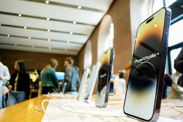 Париж Франція Вересня 2022 Року Ряд Нових Пристроїв Apple Iphone — стокове фото