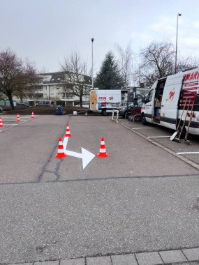 Strasbourg, Fransa - 24 Şubat 2023: Bir Fransız şehrinde sıcak bir gün, parlak beyaz boyayla yenilenen araçların, sokak levhalarının ve termoplastik yol işaretlerinin yer aldığı ilginç bir şehir manzarasını ortaya çıkardı.