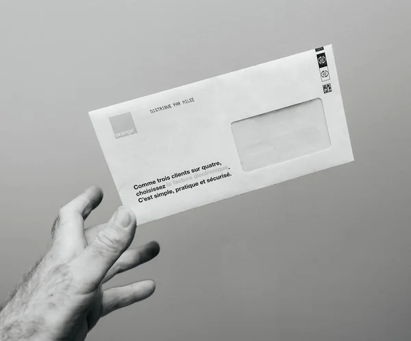 2023年5月30日 一个地址信封 里面有一张发票 寄给收件人 地址是Orange电信提供商手工制作的月度纸质电信发票 — 图库照片
