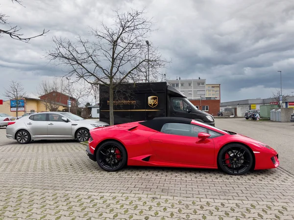 Германия Февраля 2023 Красный Роскошный Автомобиль Ferrari Припаркован Пустой Большой — стоковое фото