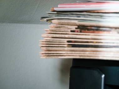 Büyük bir grup finans gazetesinin kapalı alan duvarına yakın çekim görüntüsü..