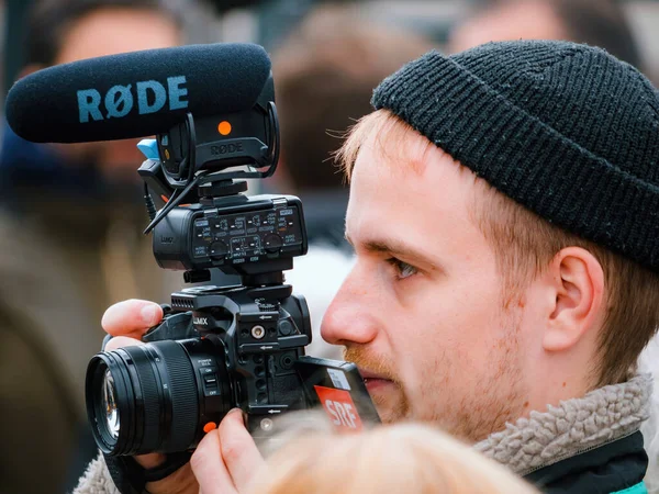 法国斯特拉斯堡 2023年3月29日 Srf电台的一名男性记者用他的松下Gh5相机捕捉了斯特拉斯堡抗议的能量 — 图库照片