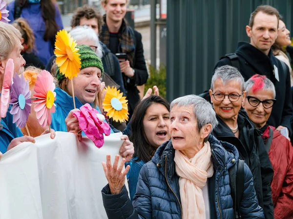프랑스 스트라스부르 2023 재판소 앞에서 변화에 평화롭게 항의하는 결단력있는 노인들의 — 스톡 사진