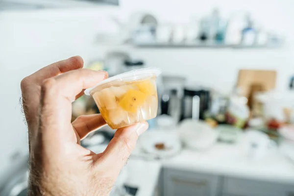 Een Keuken Houdt Een Hand Een Plastic Pot Vol Met — Stockfoto